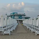 Sea Shell & אתר נופש 5*